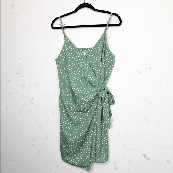 𝅺Heartloom olive green polkadot wrap dress - Picture 8 of 8